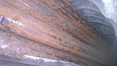 Obr.&nbsp;7: Kontrola injektovania káblových kanálikov  – nevyplnené káblové kanáliky, povrchová korózia predpínacej výstuže