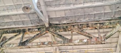 Obr.&nbsp;9: Zatekanie cez strešný plášť, degradácia povrchu prievlakov