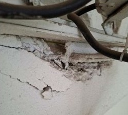 Obr.&nbsp;10: Kotvenie pomocnej konštrukcie k&nbsp;dolnému pásu väzníka