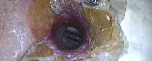 Obr.&nbsp;11: Aplikácia fenoltaleínu v&nbsp;mieste vrtu pre endoskop – hĺbka karbonatácie cca 3&nbsp;mm