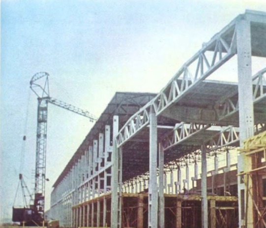 Obr.&nbsp;2: Výstavba haly Priemstav