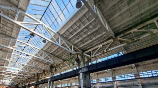 Obr.&nbsp;3: Pohľad na strešnú konštrukciu haly zo strešných väzníkov typu SPP – zanedbaný stav