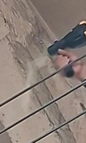 Obr.&nbsp;4: Endoskopia spínaných väzníkov: a)&nbsp;vŕtanie príklepovou vŕtačkou