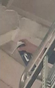 Obr.&nbsp;4: Endoskopia spínaných väzníkov: b)&nbsp;čistenie otvoru stlačeným vzduchom