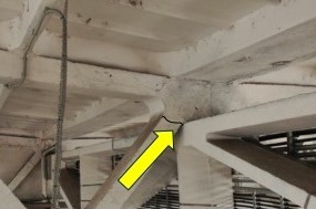 Obr.&nbsp;5b: Trhlina v&nbsp;prvej diagonále priehradového väzníka (zvýraznené)