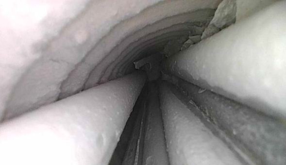 Obr.&nbsp;6: Kontrola injektovania káblových kanálikov – nevyplnené káblové kanáliky, povrch predpínacej výstuže chránený zvyškami cementového mlieka