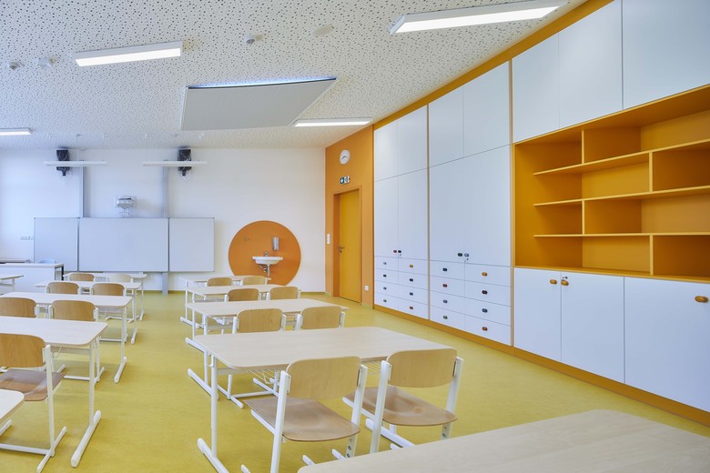 Multifunk�n� budova Z�kladn� �koly v L�beznici