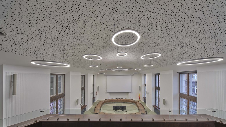 Ve Spole�ensk�m s�lu v D���n� je k vid�n� cel� sortiment perforovan�ch akustick�ch desek Rigitone.