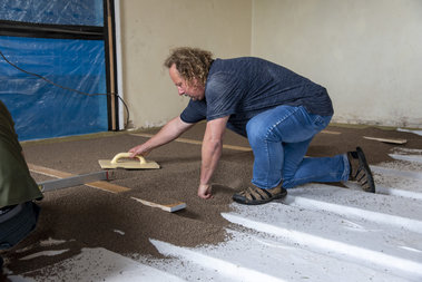 Hutnění podsypu se provádí pouze ručně