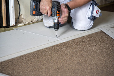 Podlahové desky spojujeme dle pokynů výrobce