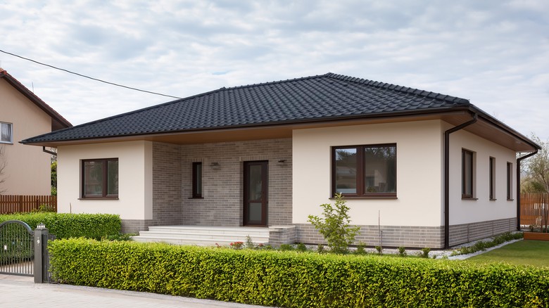 Fasáda může mít podobu přesně podle představ investora – od moderních keramických ploch po přírodní kamenné akcenty.