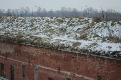 Obr.&nbsp;3. Na obrázku vidno rozdiel vo sfarbení muriva pod a nad ílovou izoláciou kazematov Starej pevnosti v&nbsp;Komárne, čo dokazuje, že táto izolácia tu funguje.