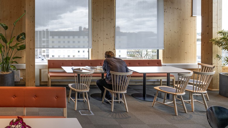 Protisluneční zasklení a pokovené vnitřní rolety. Zdroj: Saint-Gobain Glass