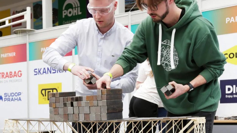 1. místo kategorie Academic 2026: tým The Adamant – zhroucení modelu po zatěžovací zkoušce