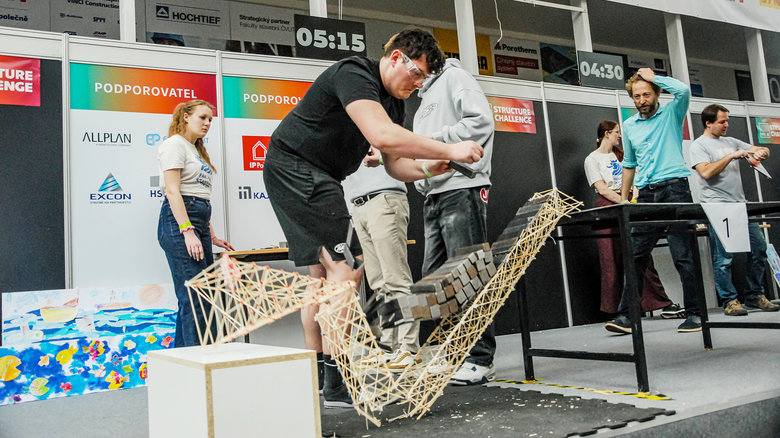 1. místo kategorie Junior 2026: tým Craftsmani – zhroucení modelu při zatěžovací zkoušce