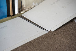 Suchá plovoucí podlaha Liapor – zhutněný podsyp Liapor se zaklápí postupně v průzích podlahovými deskami