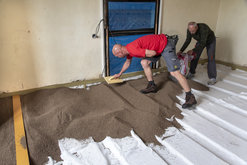 Suchá plovoucí podlaha Liapor – urovnání vrstvy vyrovnávací podsypu Liapor do požadované výšky