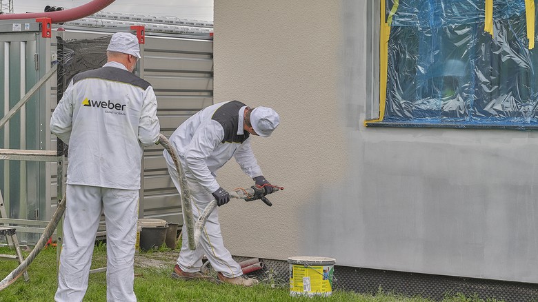 Montáž ETICS zrychlí materiály Weber pro strojní aplikaci
