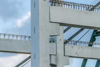 Obr. 1 Využitie krátkej konzoly v praxi: a) prefabrikovaná konštrukcia