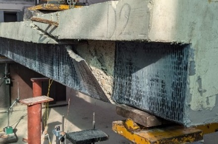 Obr.&nbsp;4c: Skúška nosníka&nbsp;D – delaminovaná tkanina a šmyková trhlina