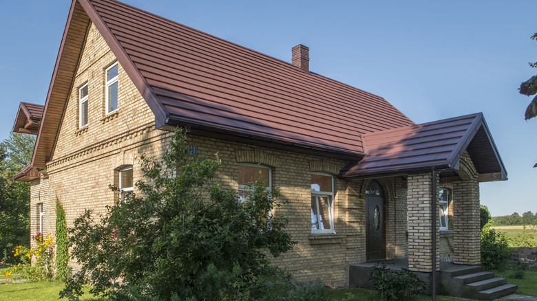 Lehké plechové krytiny SATJAM mohou díky možnosti pokládky na původní krov přispět ke zkrácení rekonstrukce střechy. Lehké plechové krytiny SATJAM mohou díky možnosti pokládky na původní krov přispět ke zkrácení rekonstrukce střechy.