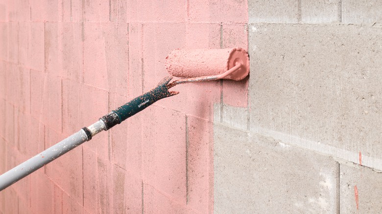 Aplikace kontaktního můstku Baumit BetonKontakt na broušené betonové tvárnice BEST-ROCK Aplikace kontaktního můstku Baumit BetonKontakt na broušené betonové tvárnice BEST-ROCK