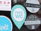 Veřejné WC na Praze 6 v restauracích: Hledejte samolepky Free WC