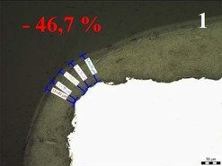 Obrázek 1 Vliv úpravy hrany na vlastnosti nátěru; 1 – ostrá hrany, nátěr na ocelovém podkladu, úbytek tloušťky 46,7 %