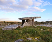 Dolmen Poulnabrone v hrabství Clare. Zdroj: Pexels