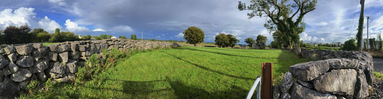 Zídky z karbonového vápence – oblast Galway. Foto: Petr Brandejský