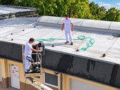 Kudy uniká energie z budovy? Odpověď může být na střeše. Rozsáhlé střechy průmyslových objektů jsou během roku vystaveny výrazným teplotním změnám.