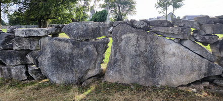 Zídky z vápence v kompozici takřka sochařské – oblast Galway. Foto: Petr Brandejský