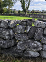 Zídky složené z obrovských bloků vápence – oblast Galway. Foto: Petr Brandejský