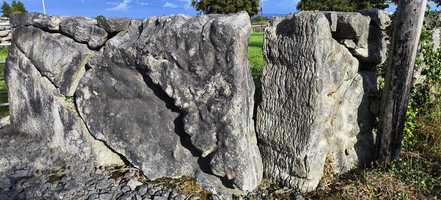 Zídky z vápence v dramatickém seskupení – oblast Galway. Foto: Petr Brandejský