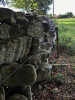 Zídky z vápence v dramatickém seskupení – oblast Galway. Foto: Petr Brandejský