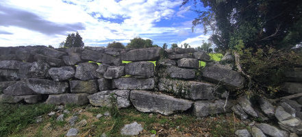 Zídky z vápence v dramatickém seskupení – oblast Galway. Foto: Petr Brandejský