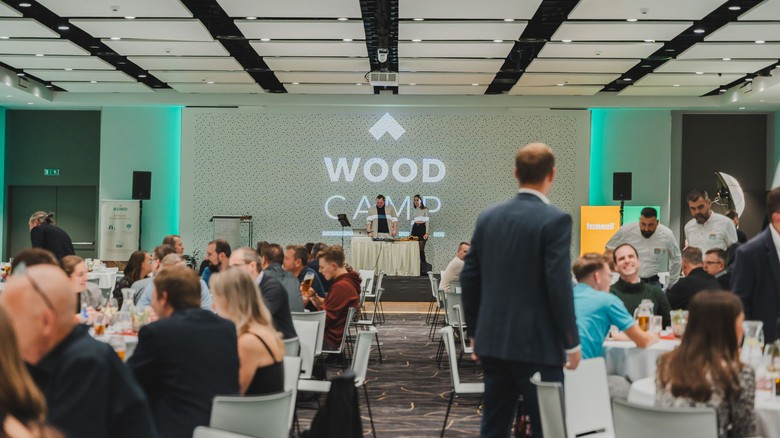 WOOD CAMP LIVE 2026: Dřevostavby už nejsou jen rodinné domy. Co bude dál?
