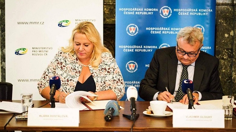 Klra Dostlov, ministryn pro mstn rozvoj a Vladimr Dlouh, prezident HK R pi podpisu memoranda, foto tiskov zprva MMR R