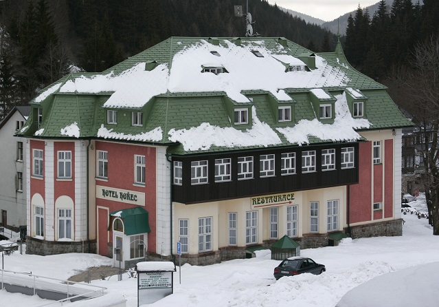 Rekonstrukce stechy horskho hotelu Hoec v Peci pod Snkou.