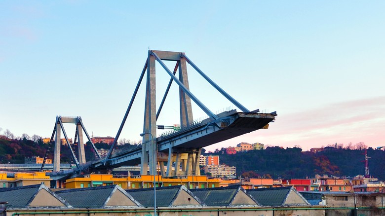 Torzo Marandiho mostu v Janov &copy; maudanros - Fotolia.com