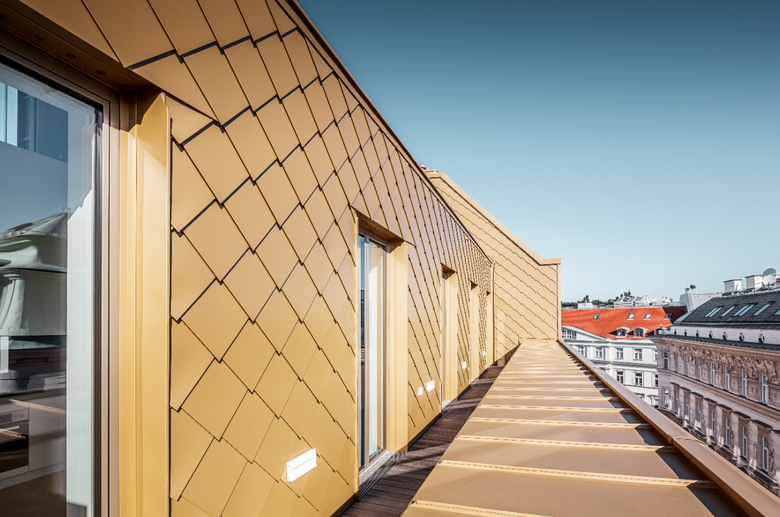 PREFA perleťově zlatá falcovaná střešní šablona 29 × 29. Architekti: BEHF Architects, Arch. DI Stephan Ferenczy. Foto: Croce & WIR