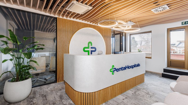 Lamelové podhledy na míru pro Penta Hospitals v paláci Archa