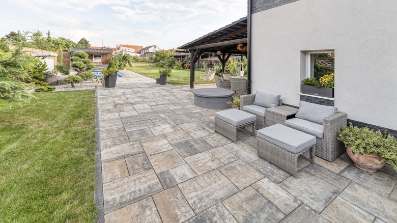 Správně zvolená tloušťka dlažby prodlužuje životnost celé plochy