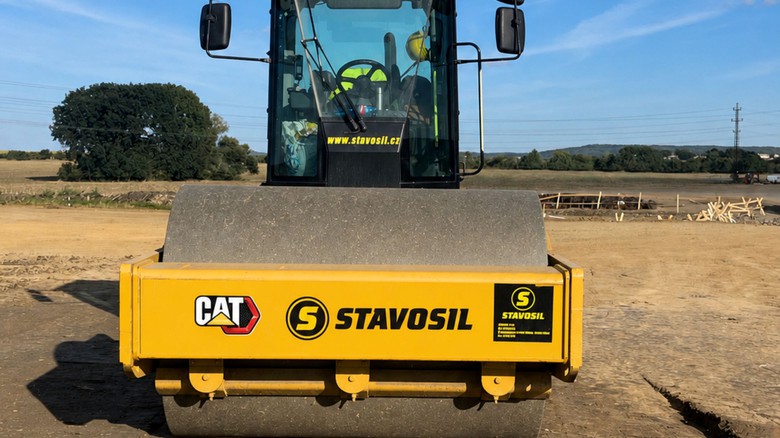 Autonomní stavební válec na stavbě nedaleko Mladé Boleslavi