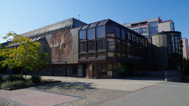 Kulturní dům Eden projektovala Ing. arch. Hana Pešková s manželem Ing. arch. Daliborem Peškem, CSc. 