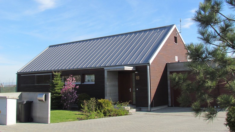 Povrch TopMat® v&nbsp;novém světle šedém odstínu RAL&nbsp;7042 bude k&nbsp;vidění na veletrhu Střechy-Solar-Řemeslo 2027