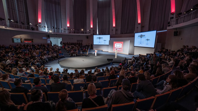 Místem konání Konference INTERIÉRY je přednáškový sál Rotunda na BVV. Zdroj: wwww.konference-interiery.cz Místem konání Konference INTERIÉRY je přednáškový sál Rotunda na BVV. Zdroj: wwww.konference-interiery.cz
